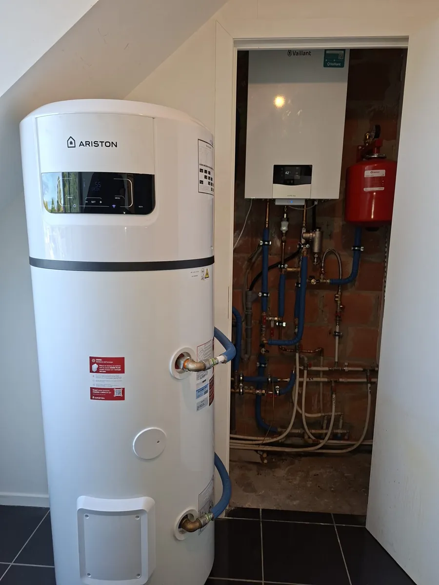 Boiler thermodynamique installé à côté d'une chaudière murale
