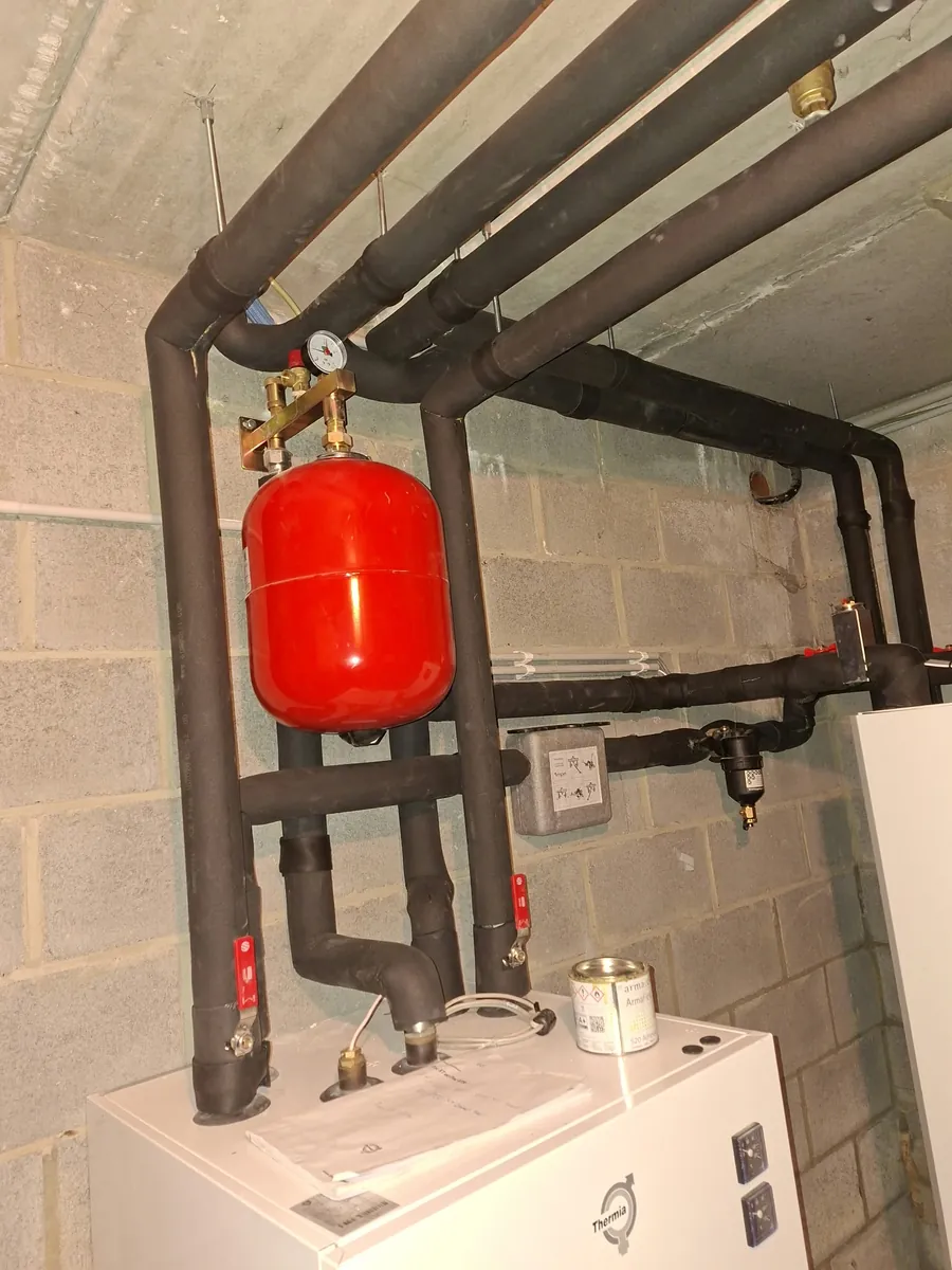 Module intérieur de pompe à chaleur avec vase d'expansion et tuyauteries isolées